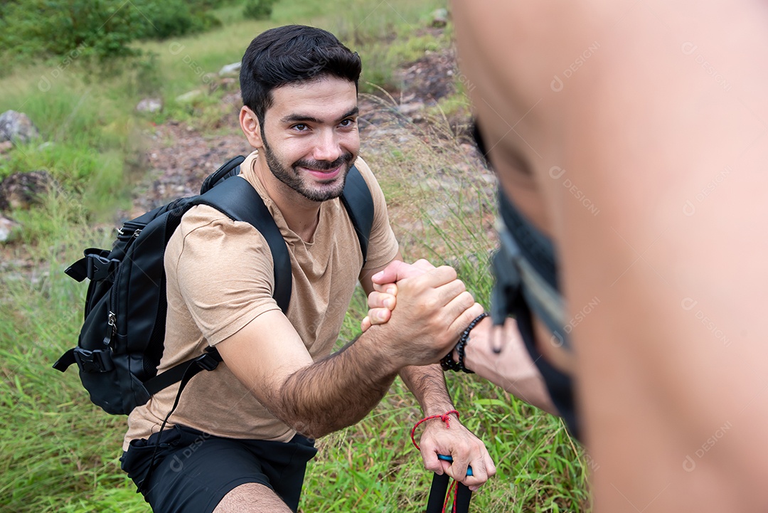 Dois deles estenderam a mão para ajudar um ao outro no caminho até a montanha