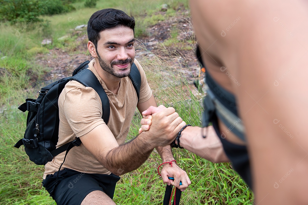 Dois deles estenderam a mão para ajudar um ao outro no caminho até a montanha