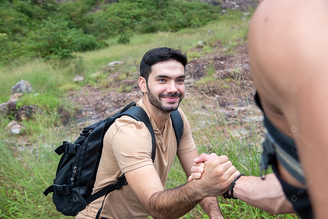 Dois deles estenderam a mão para ajudar um ao outro no caminho até a montanha