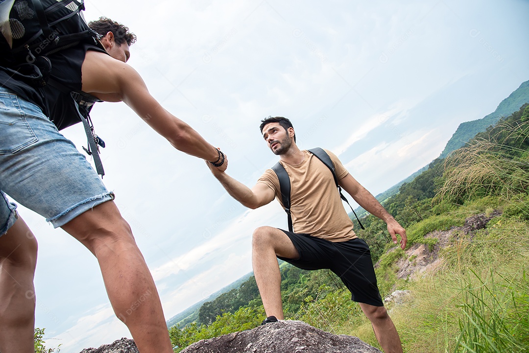Dois deles estenderam a mão para ajudar um ao outro no caminho até a montanha
