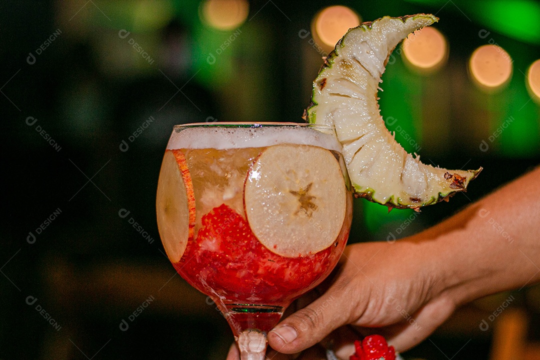 Drinks de frutas servido em bar noturno