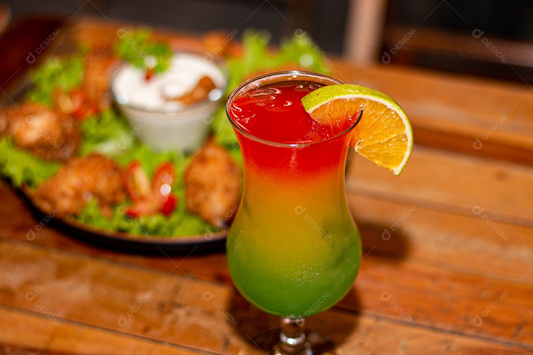 Coquetel tropical servido em restaurante