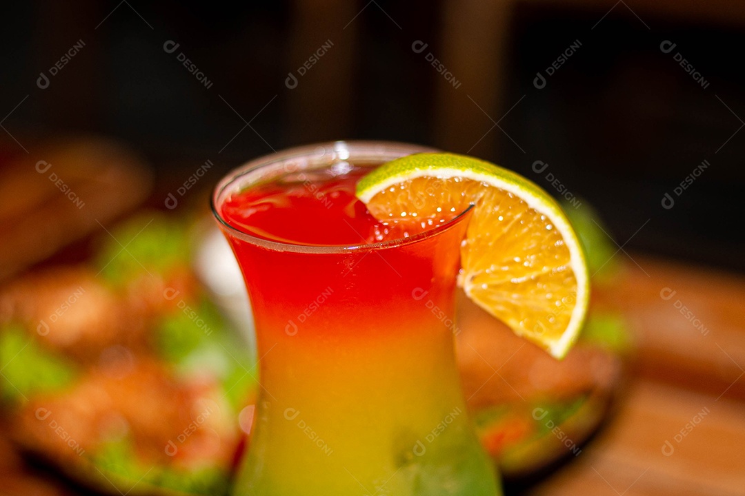 Coquetel tropical servido em restaurante