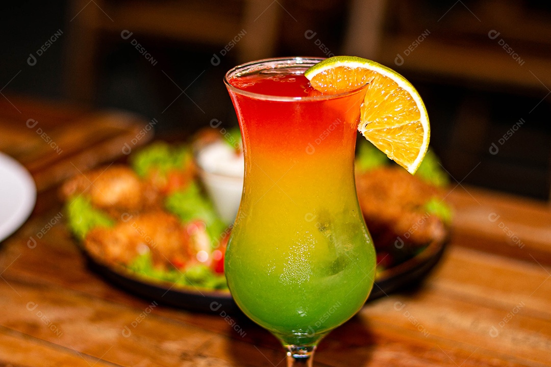 Coquetel tropical servido em restaurante