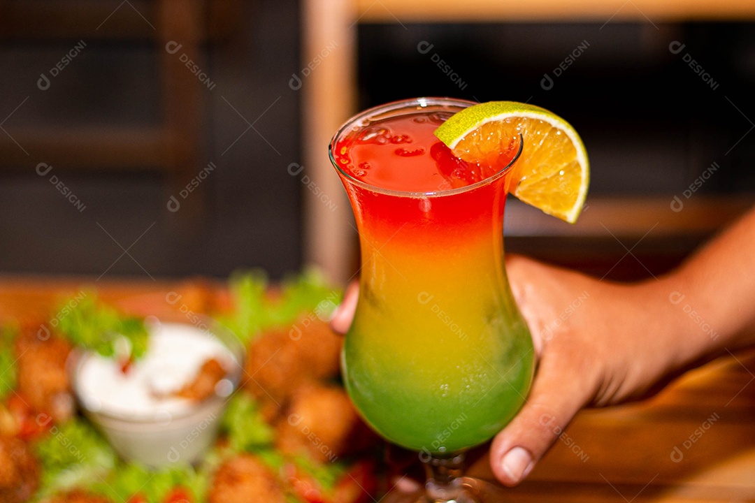 Coquetel tropical servido em restaurante