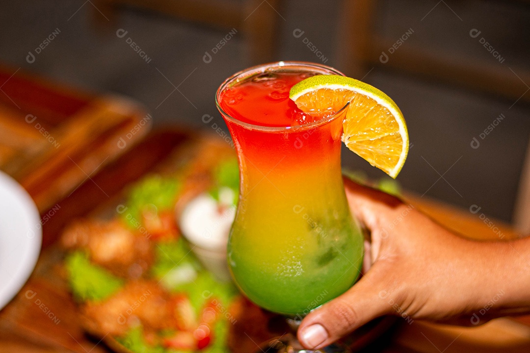 Coquetel tropical servido em restaurante