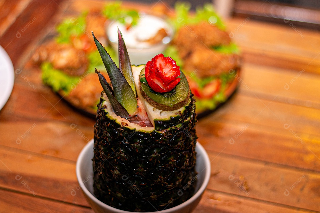 Drinks de abacaxi servido em restaurante