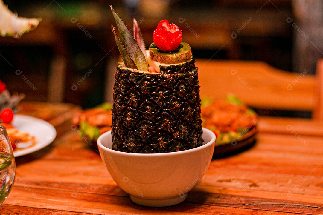 Drinks de abacaxi servido em restaurante