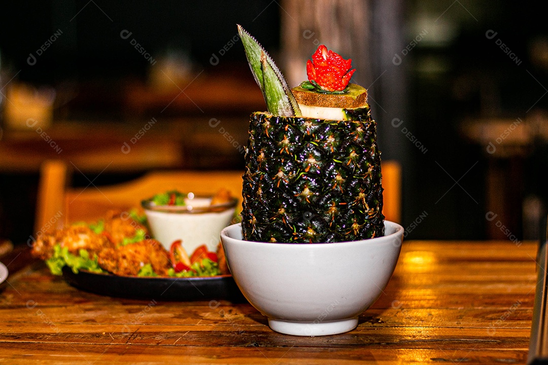 Drinks de abacaxi servido em restaurante