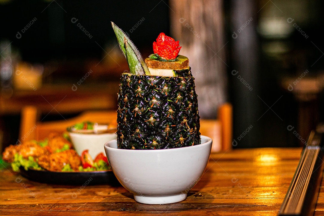 Drinks de abacaxi servido em restaurante