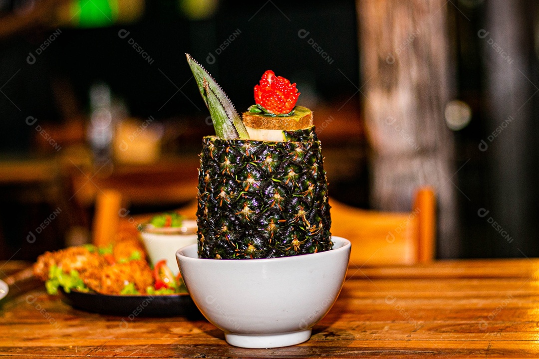 Drinks de abacaxi servido em restaurante