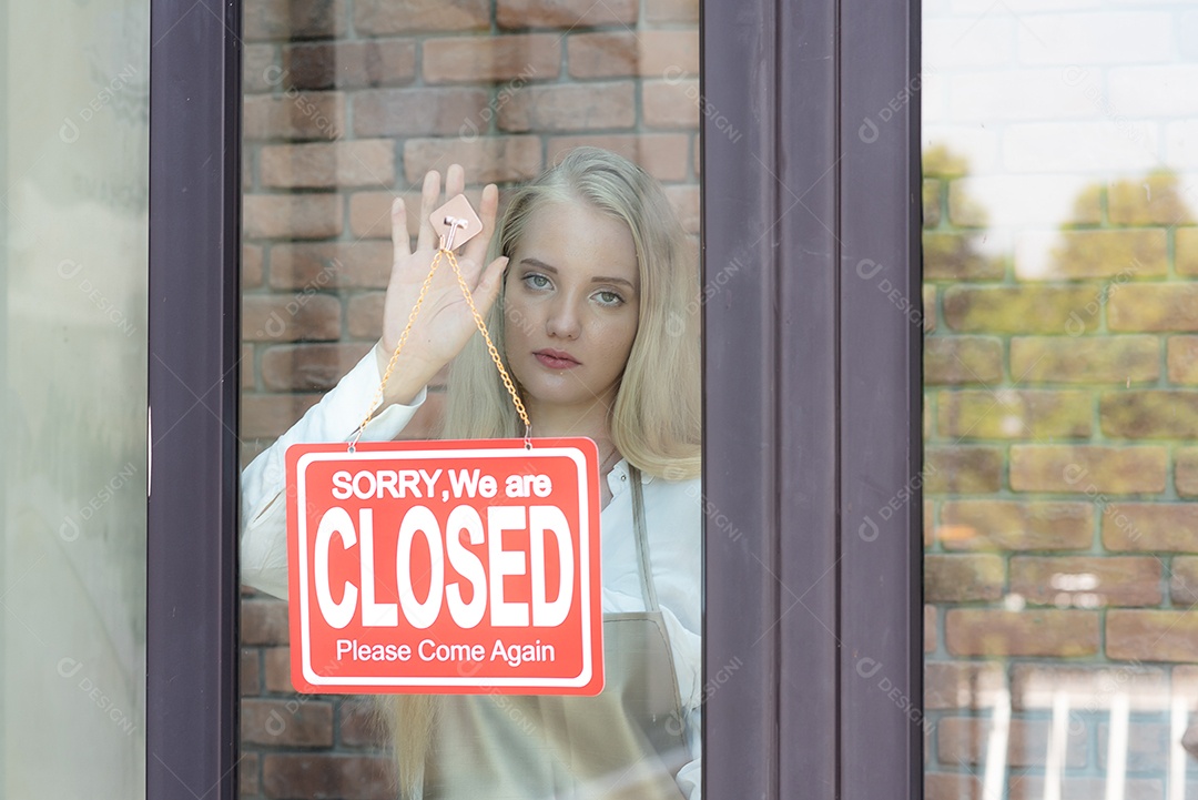 Mulher bonita está infeliz por fechar uma cafeteria ou restaurante