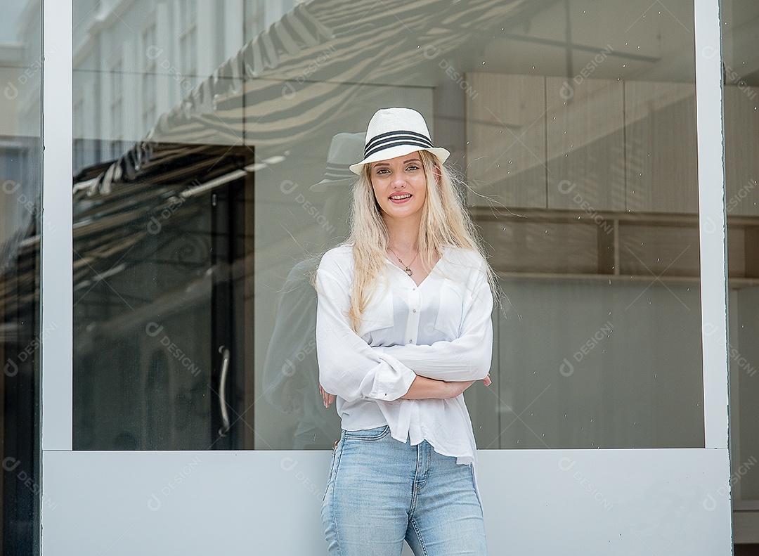 Mulher bonita tirando fotos em roupas casuais