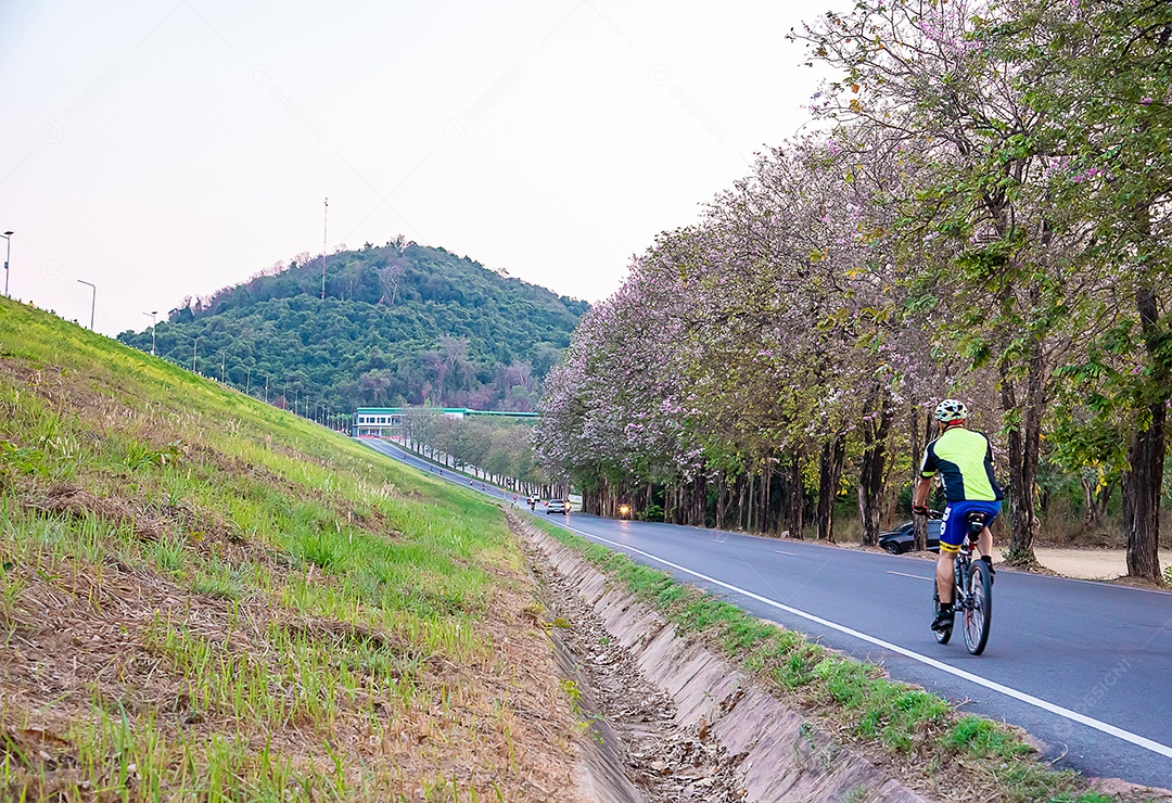 Ciclista andando em estrada vazia