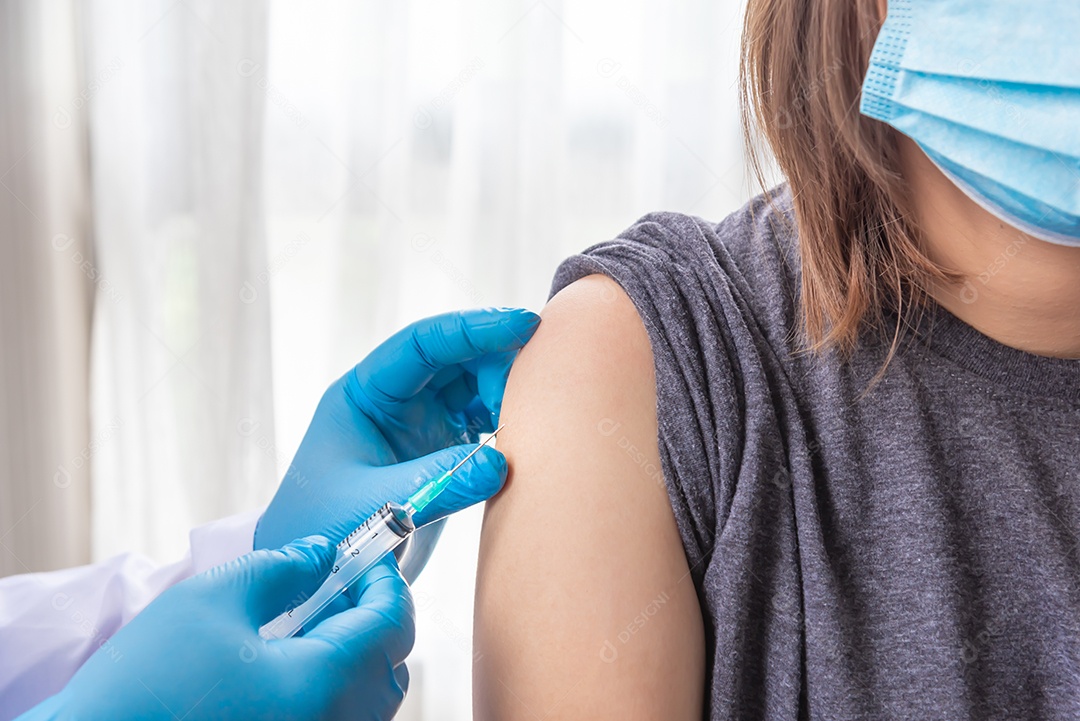 Vacina de vírus de injeção médica Corona para linda mulher asiática