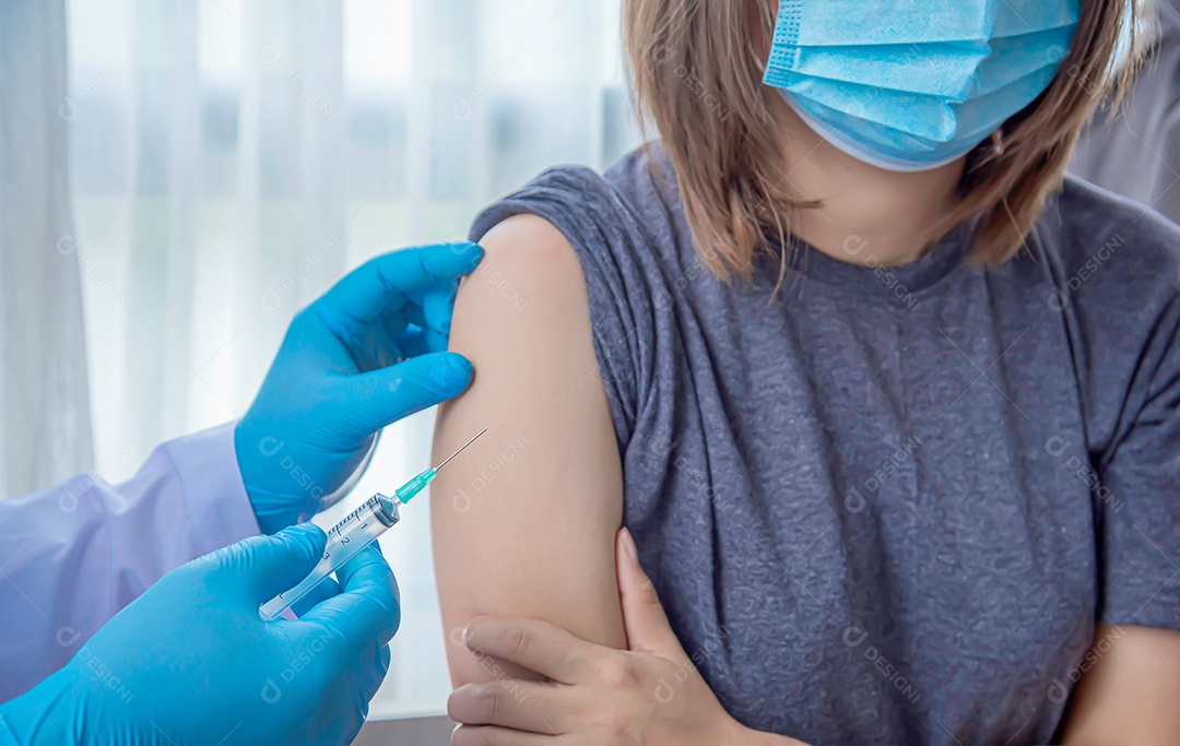 Vacina de vírus de injeção médica Corona para linda mulher asiática