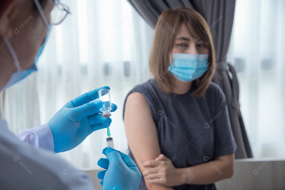 Médico está vacinando linda mulher asiática com vírus corona