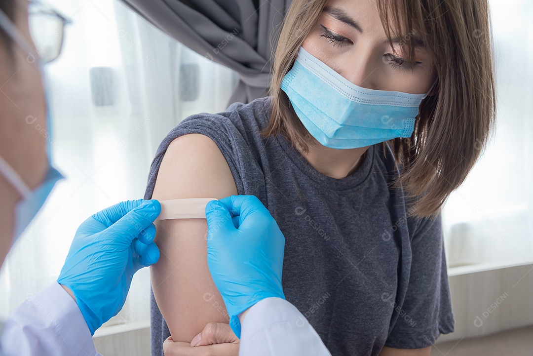 Os emplastros medicinais da vara do doutor dão a mulher asiática