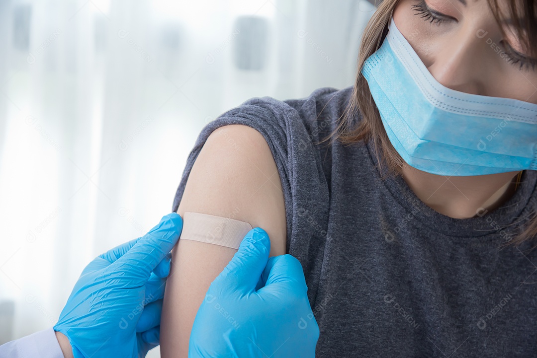 Os emplastros medicinais da vara do doutor dão a mulher asiática