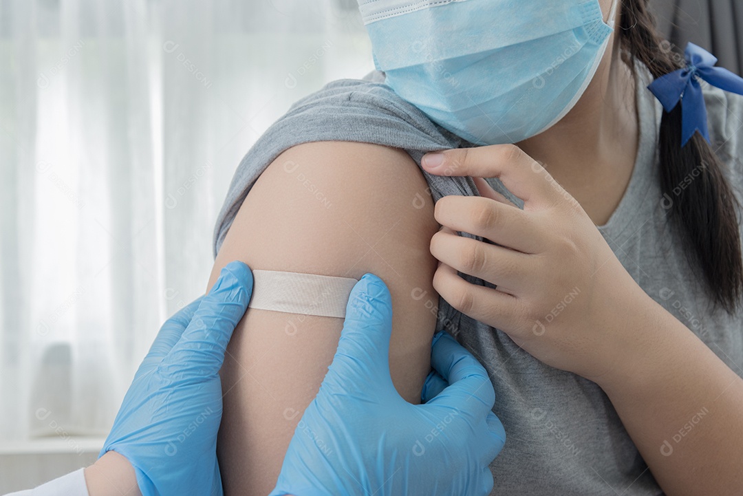 Os emplastros medicinais da vara do doutor dão a menina