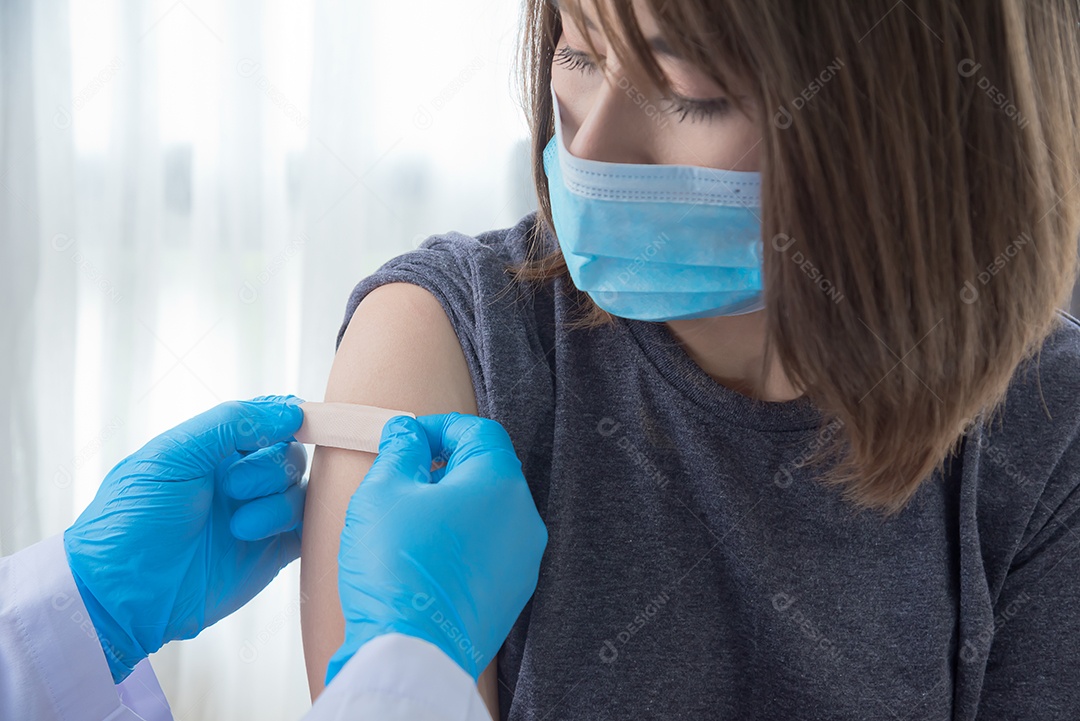 Os emplastros medicinais da vara do doutor dão a menina