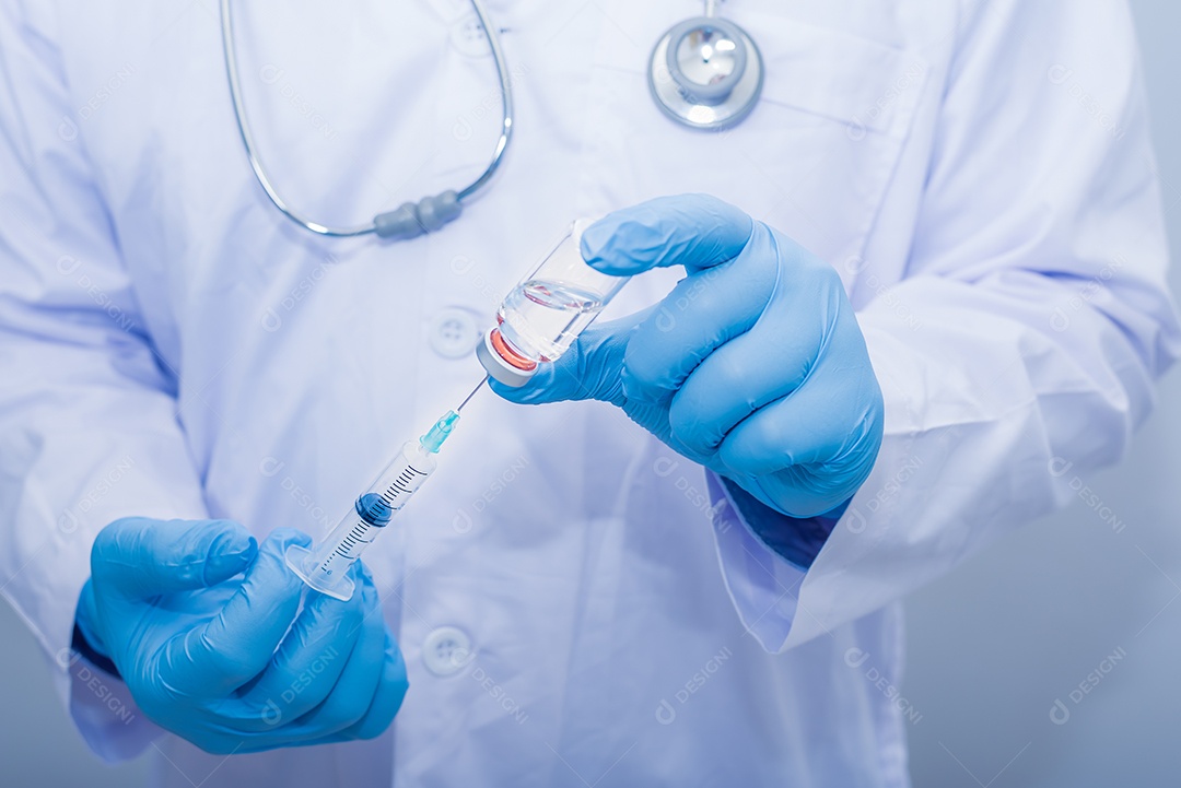 Médico usando luvas azuis está segurando remédio para vírus Corona