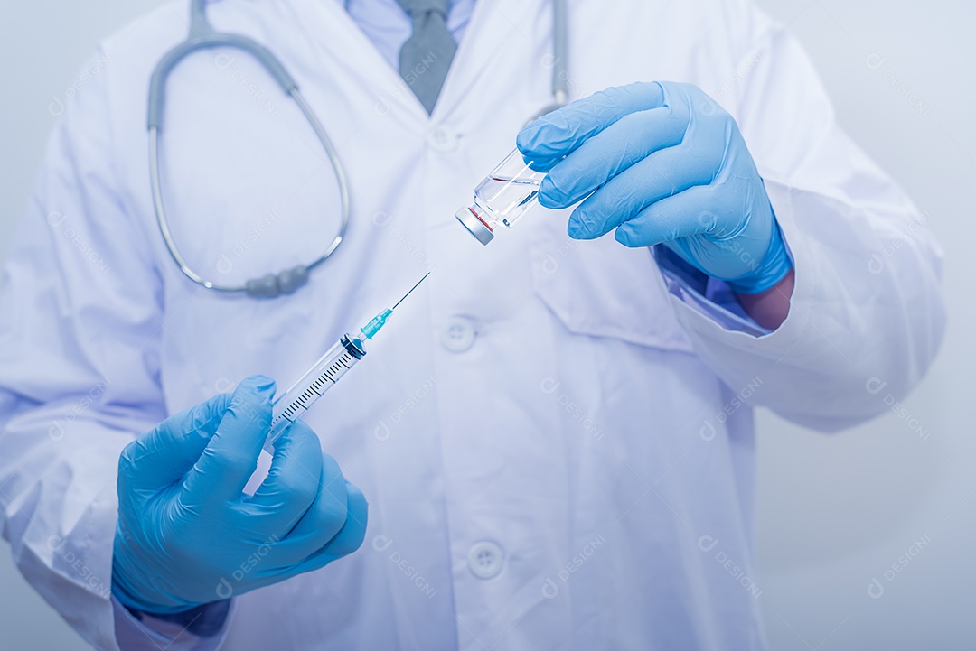 Médico usando luvas azuis está segurando remédio para vírus Corona