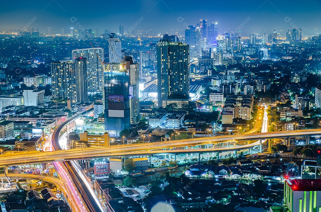 Vista aérea do centro da cidade e da rua de bangkok tailândia à noite