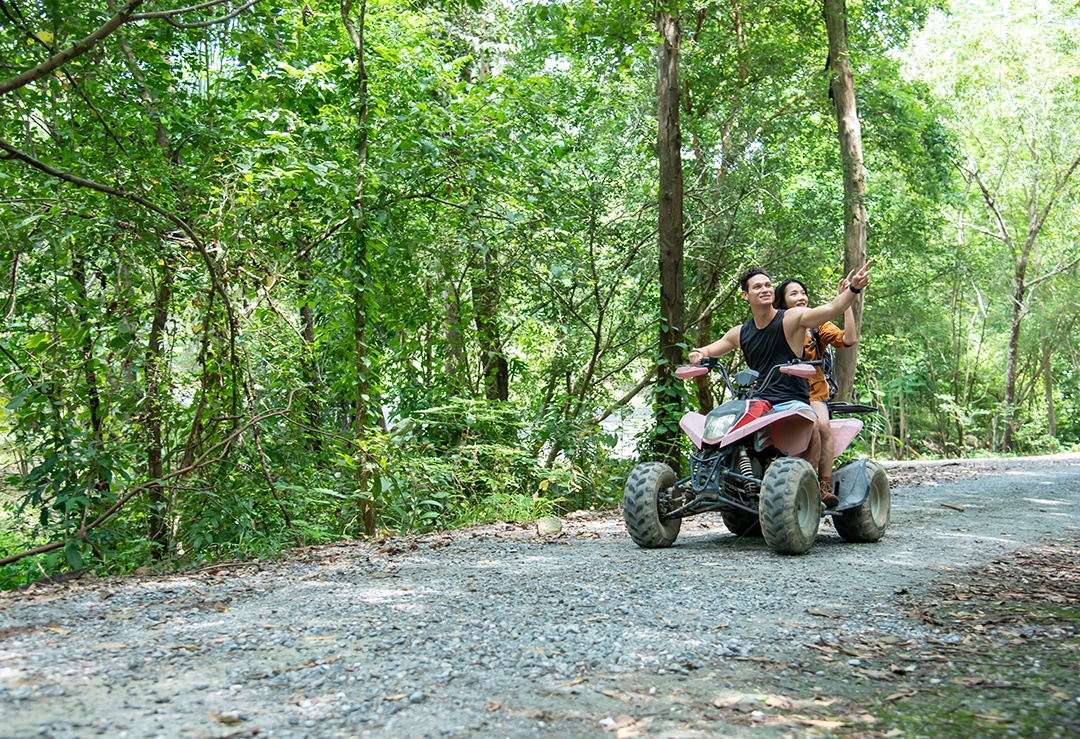 Homem bonito, apontando o dedo para a namorada