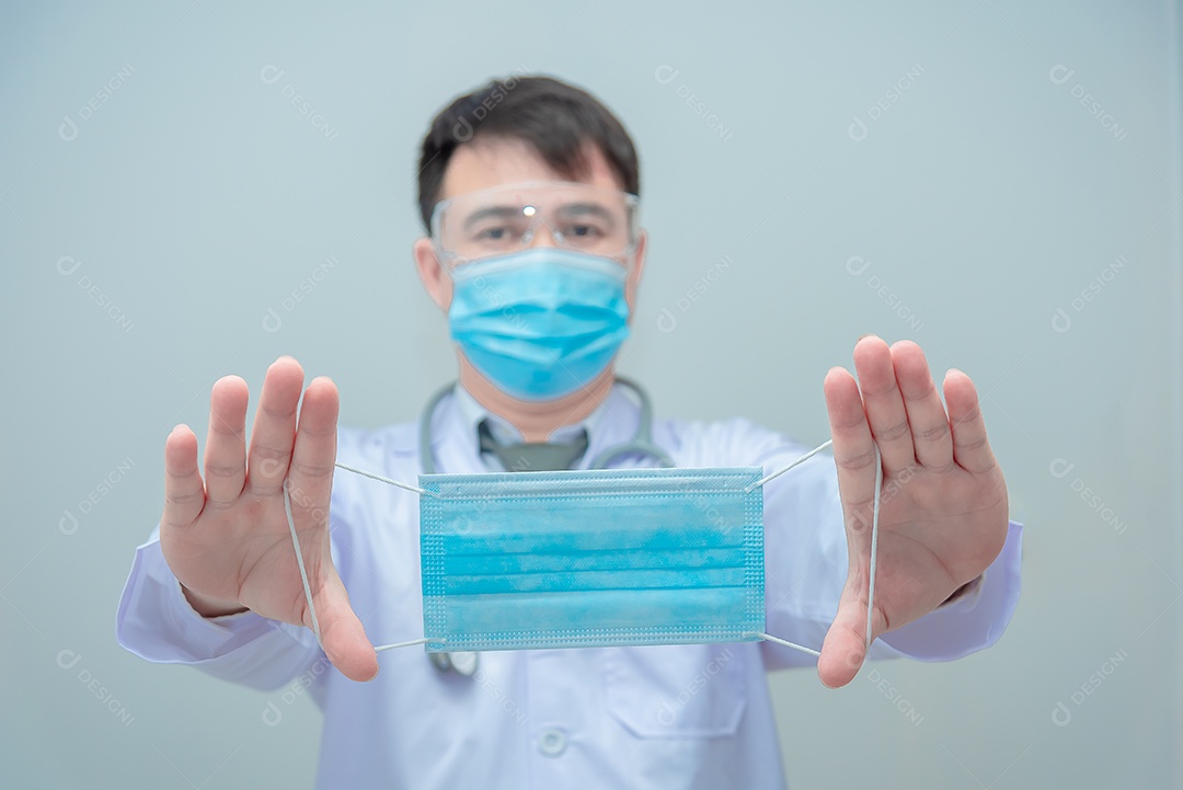 Médico asiático usando máscara de uniforme com estetoscópio