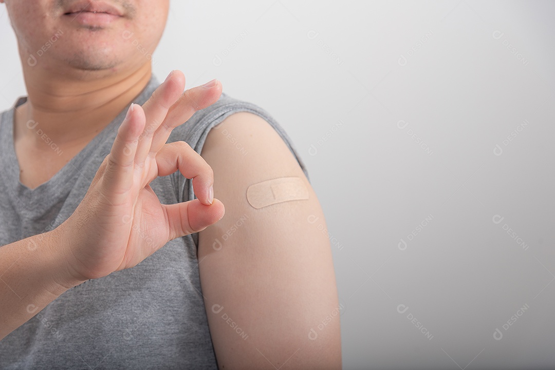 Homem asiático está feliz depois de ser vacinado