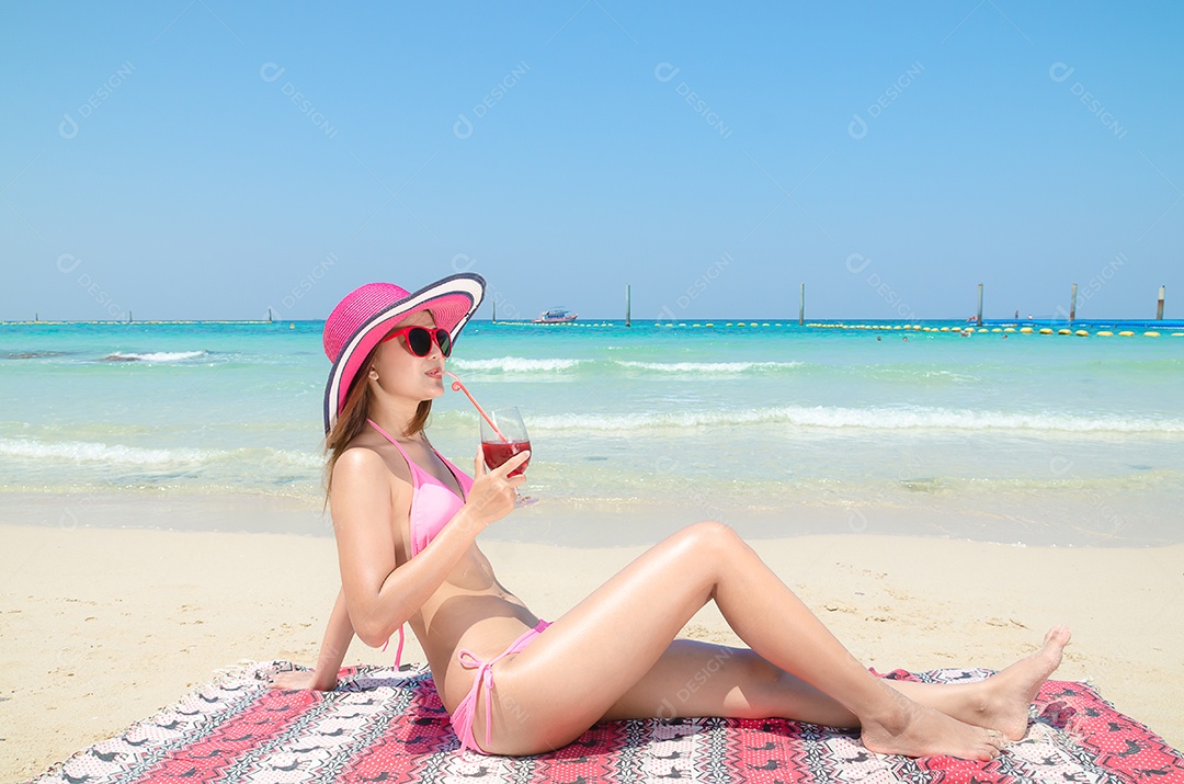 Lindas garotas asiáticas usando biquíni fofo e óculos de sol sentados