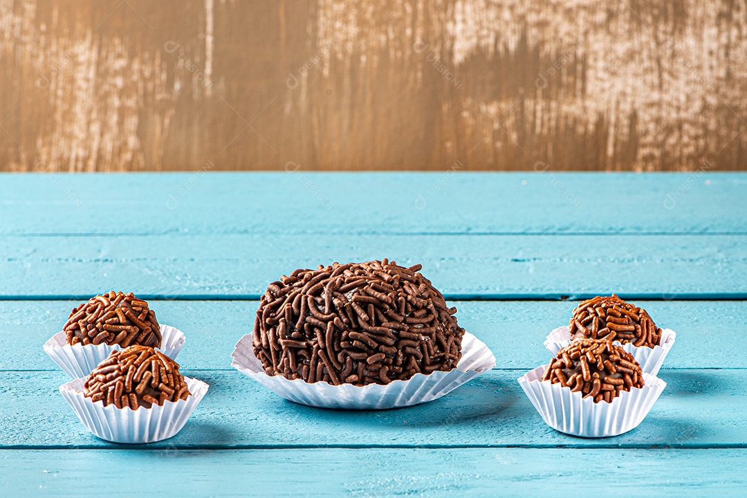 BRIGADEIRO: um dos doces mais típicos da culinária brasileira à base de chocolate e leite condensado.