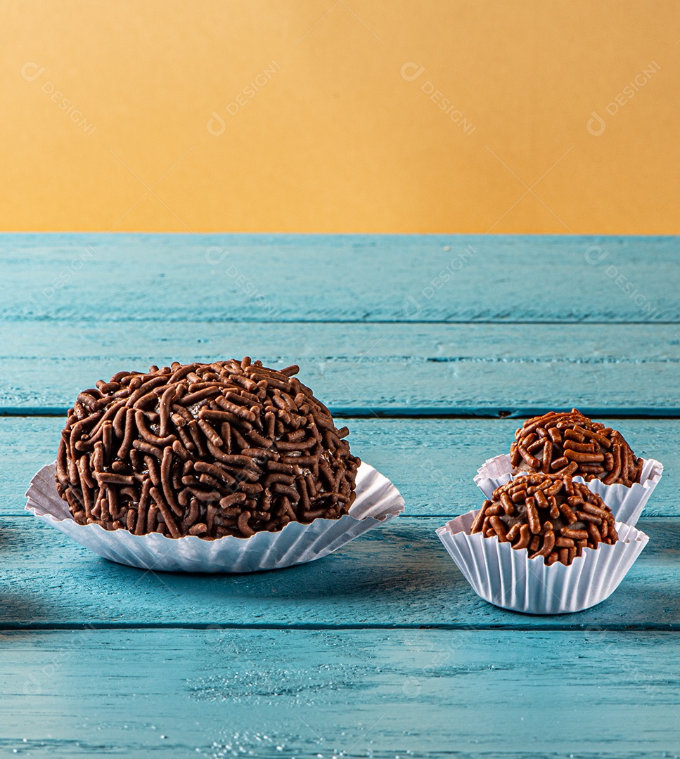 BRIGADEIRO: um dos doces mais típicos da culinária brasileira à base de chocolate e leite condensado.