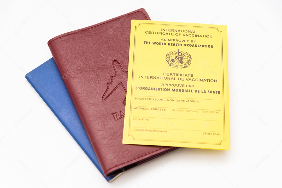 Caderneta de comprovante de vacinação de coronavírus COVID-19 no passaporte.