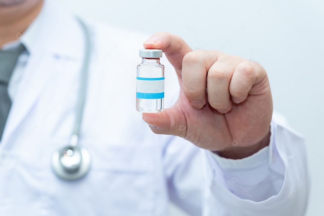 Médico segura remédio para coronavírus.