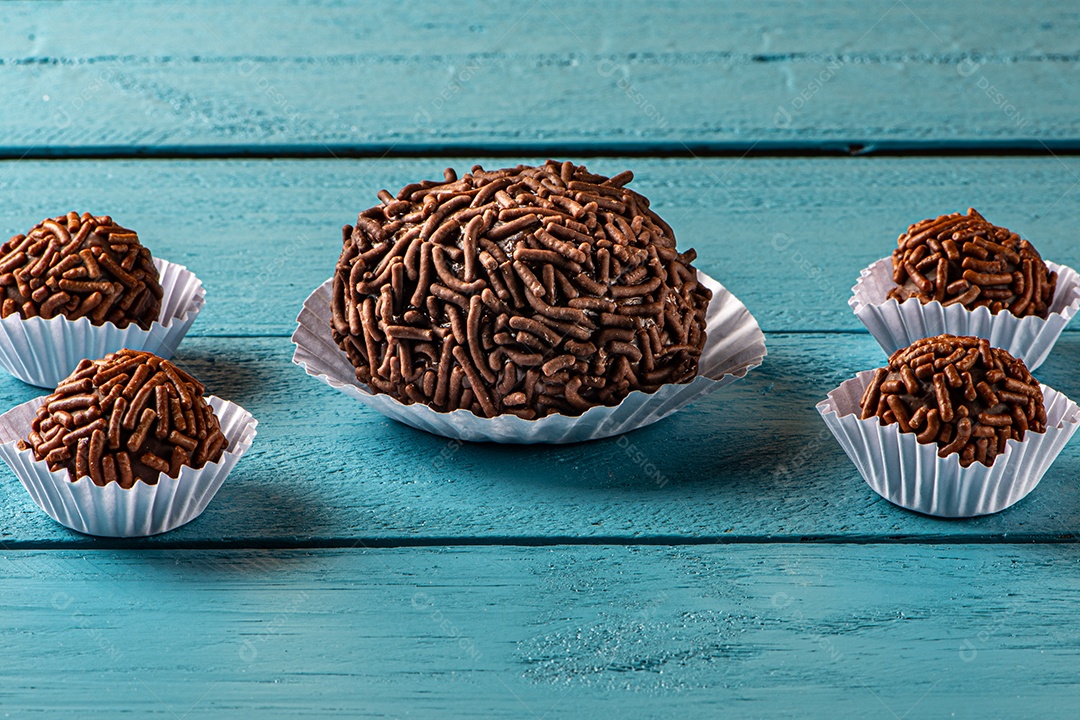 BRIGADEIRO: um dos doces mais típicos da culinária brasileira à base de chocolate e leite condensado.