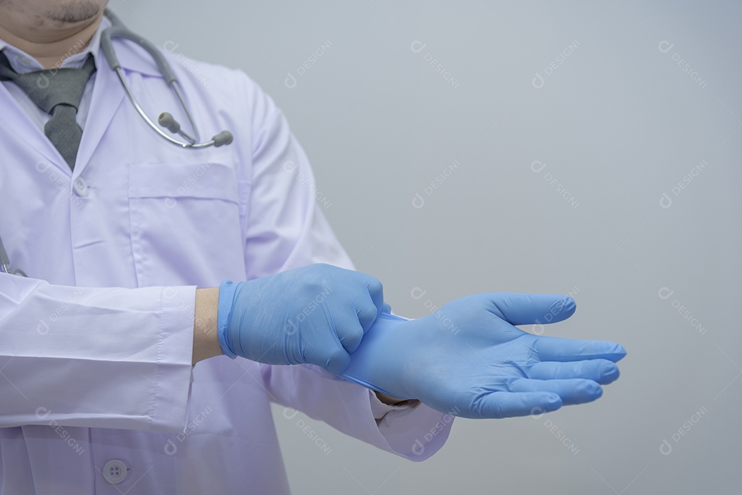 Médico de uniforme com estetoscópio usando luvas azuis