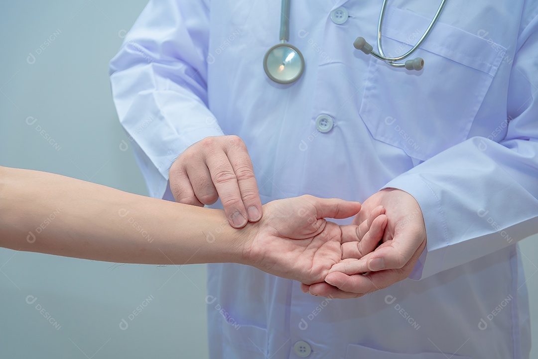 Médico apertou a mão do paciente para verificar a frequência cardíaca