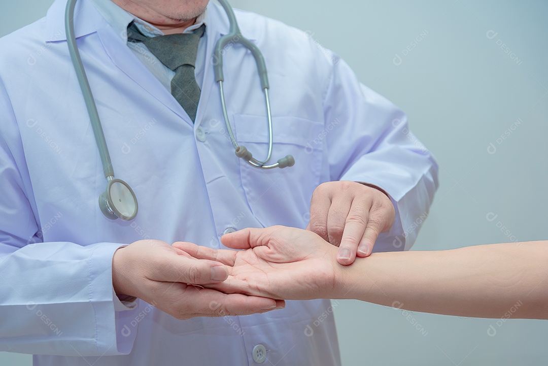 Médico apertou a mão do paciente para verificar a frequência cardíaca