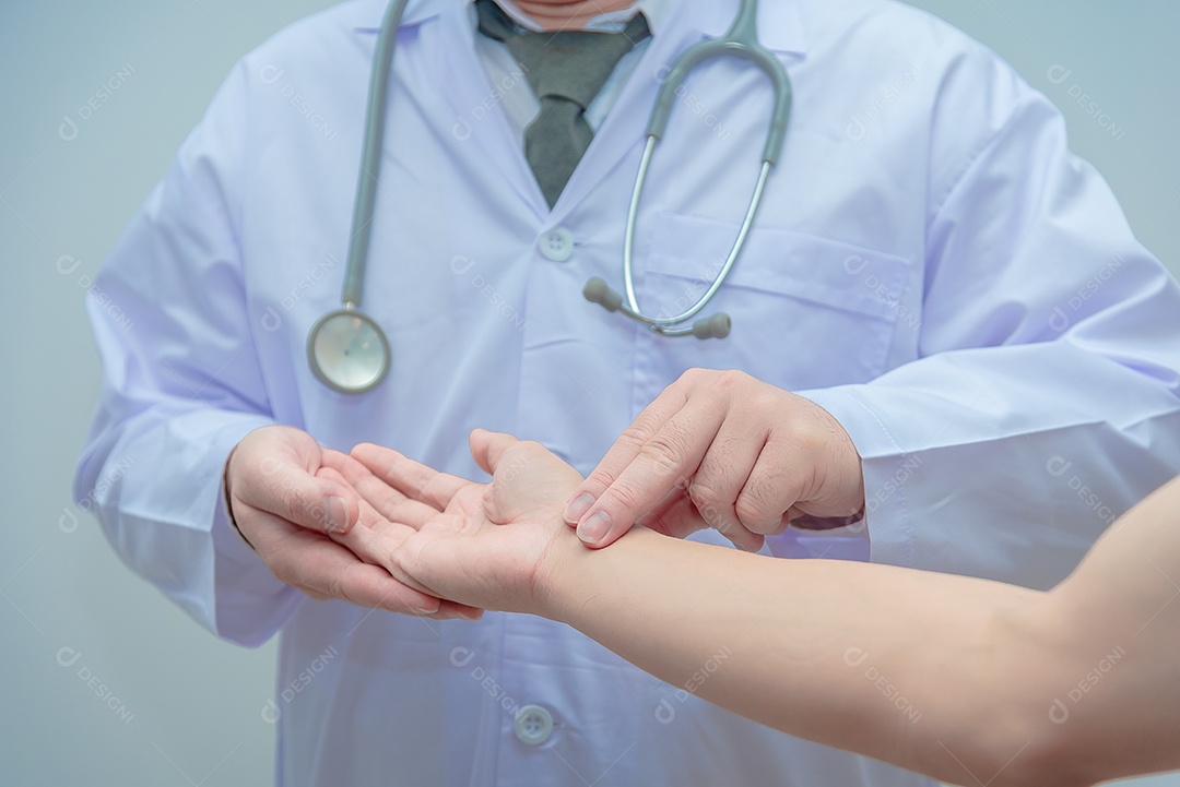Médico apertou a mão do paciente para verificar a frequência cardíaca