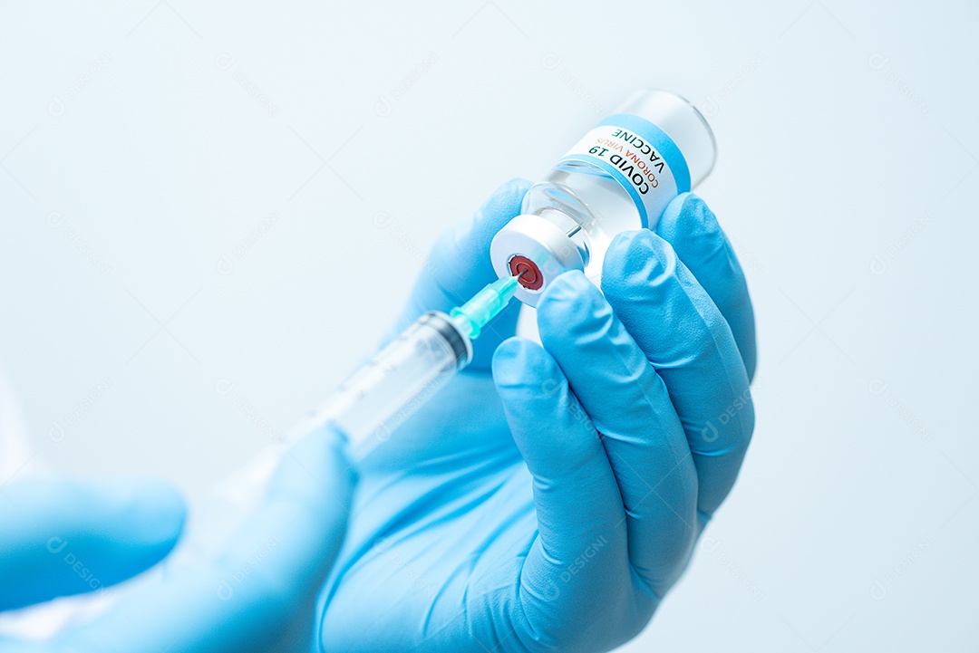 Médico usando luvas azuis está segurando remédio para vírus Corona