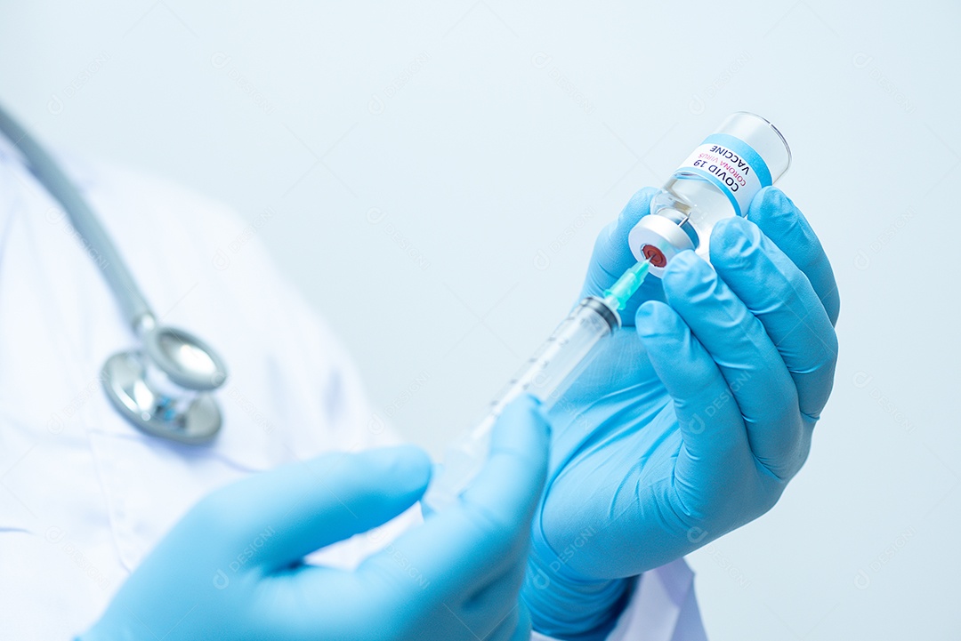 Médico usando luvas azuis está segurando remédio para vírus Corona