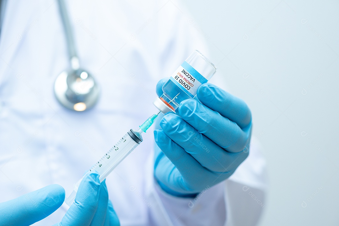 Médico usando luvas azuis está segurando remédio para vírus Corona