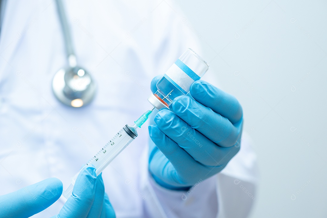 Médico usando luvas azuis está segurando remédio para vírus Corona