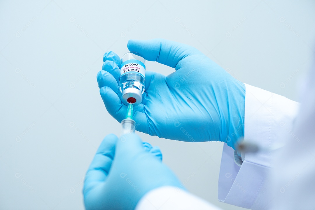 Médico usando luvas azuis está segurando remédio para vírus Corona