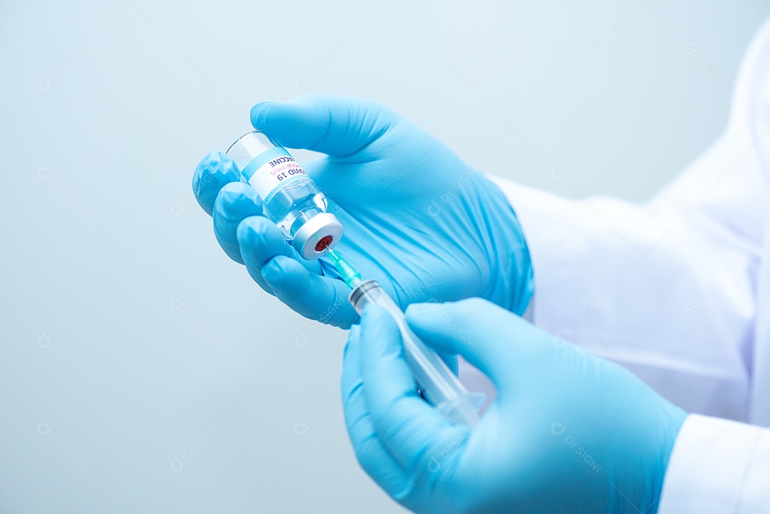 Médico usando luvas azuis está segurando remédio para vírus Corona