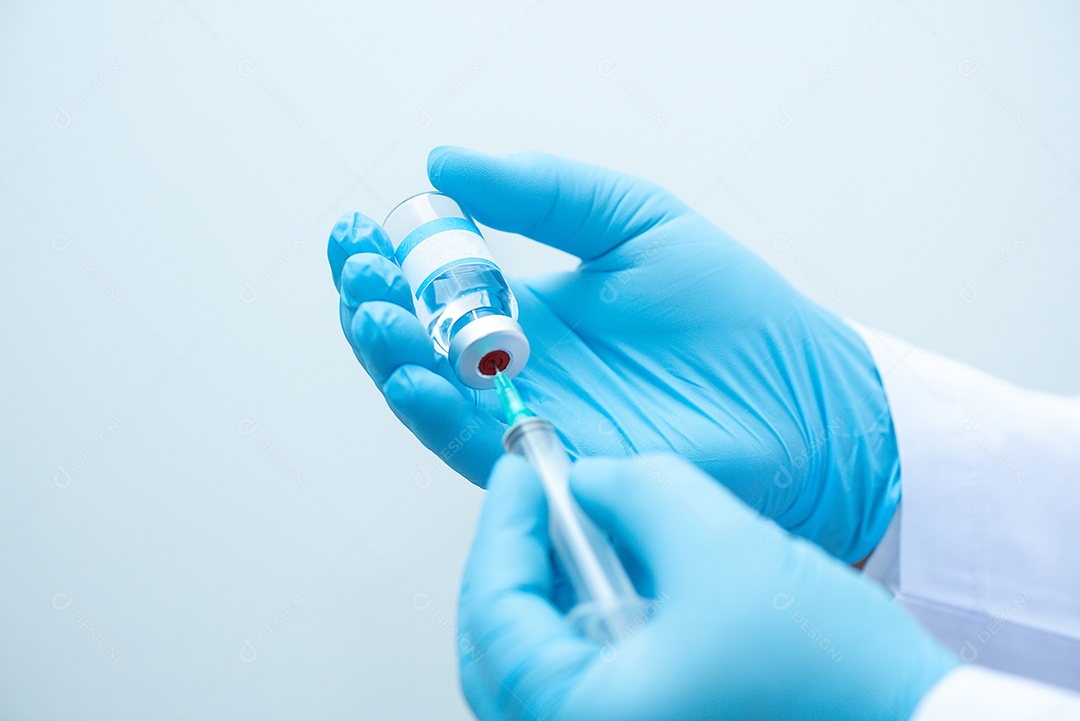 Médico usando luvas azuis está segurando remédio para vírus Corona