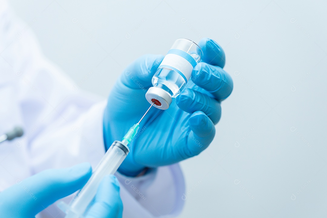 Médico usando luvas azuis está segurando remédio para vírus Corona