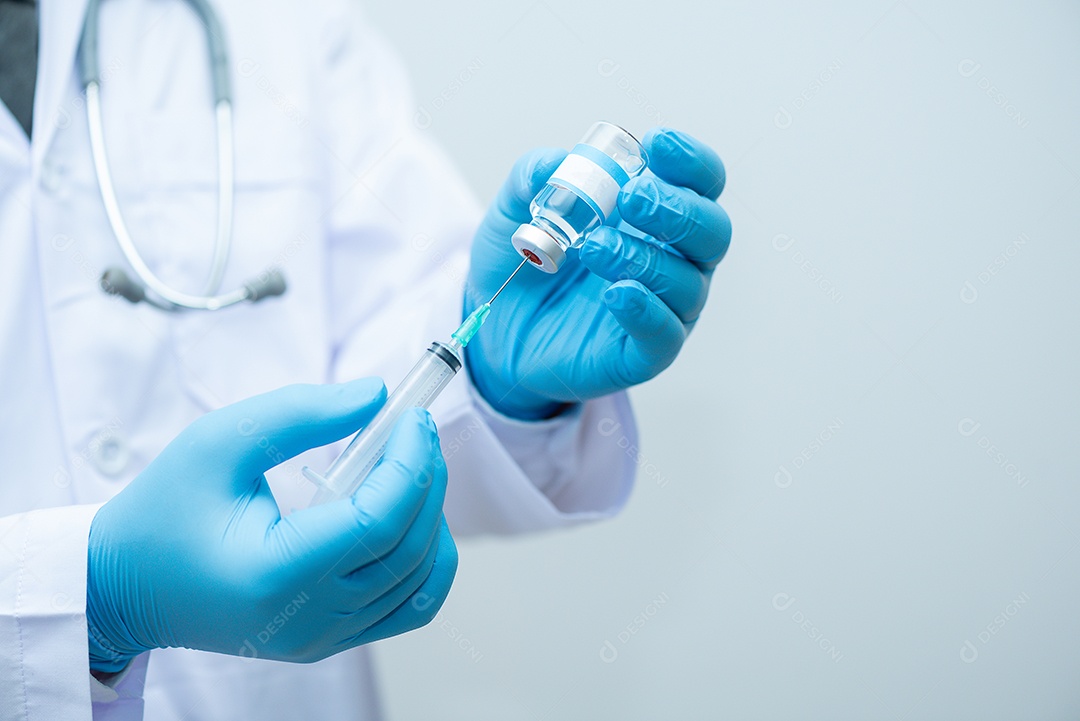 Médico usando luvas azuis está segurando remédio para vírus Corona